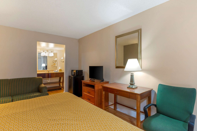 Bedroom 3, Rodeway Inn Colonial Heights I-95, Chesterfield