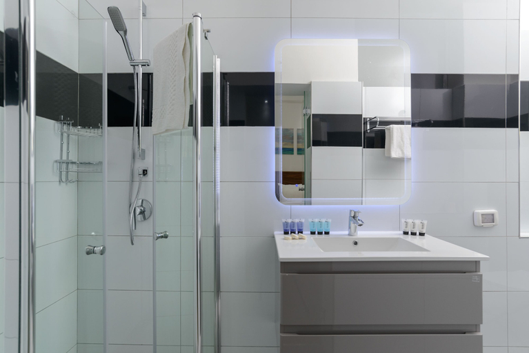 Bathroom 5, Liber Seashore Suites