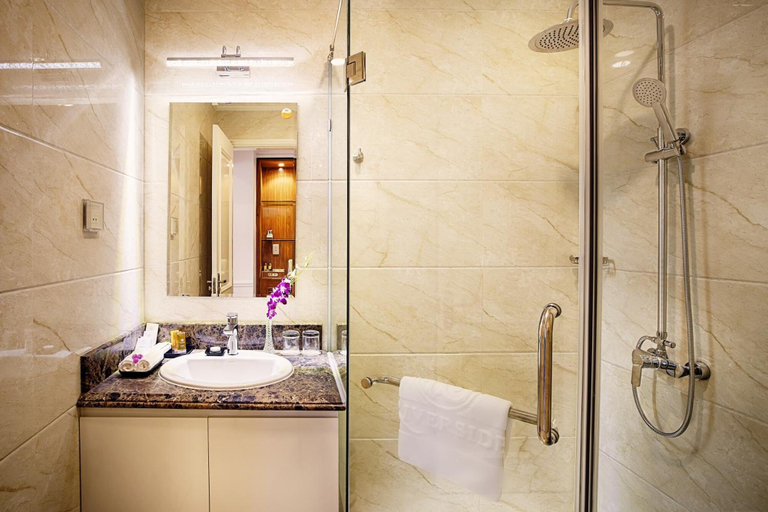 Bathroom 5, Riverside Hotel, Đồng Hới