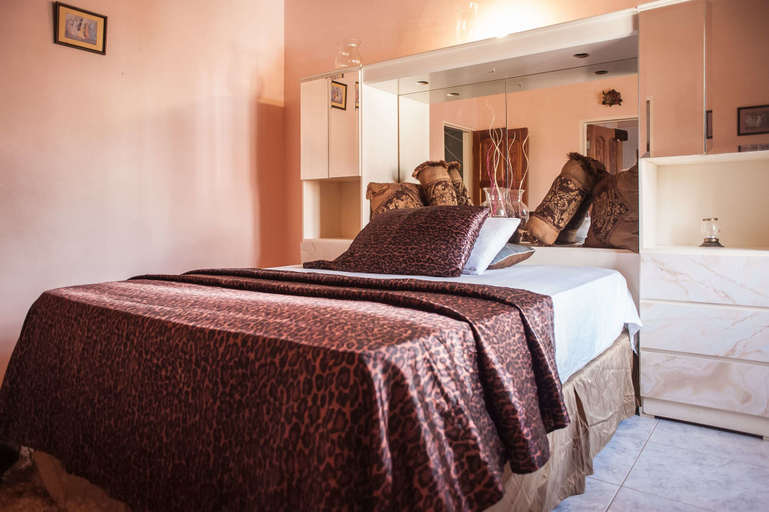 Bedroom 2, Jewel In The Sand