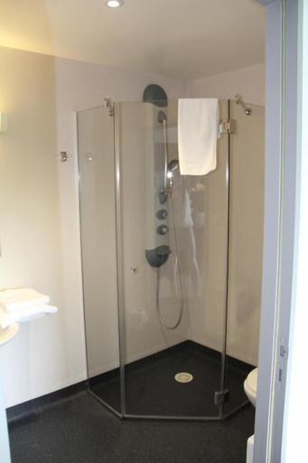 Bathroom 3, Hotel Restaurant Le Tout Va Bien, Tarn-et-Garonne