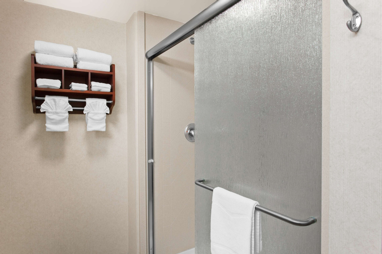 Bedroom 5, Hampton Inn & Suites Oakland Airport-Alameda, Alameda