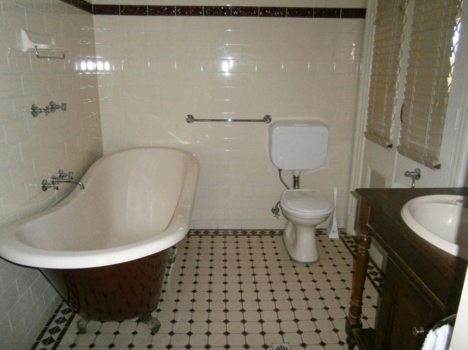 Bathroom 4, Hydro Hotel, Leeton