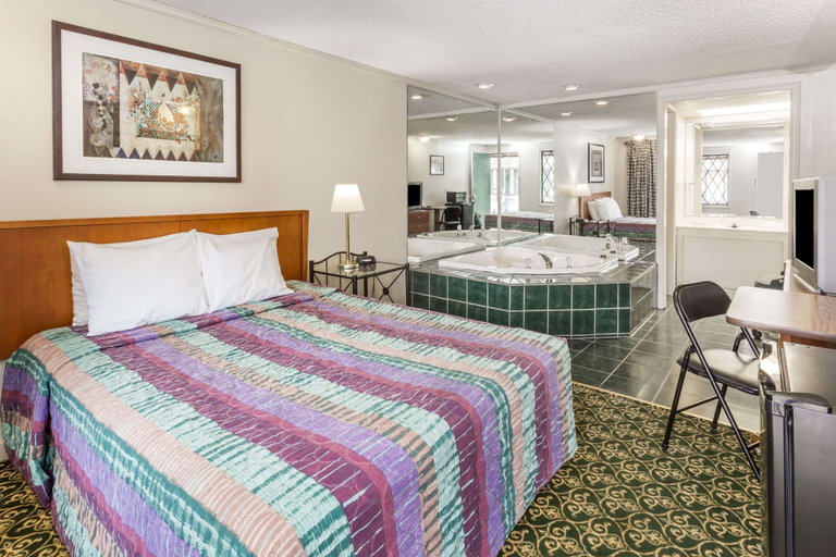 Bedroom 2, Knights Inn Racine, Racine