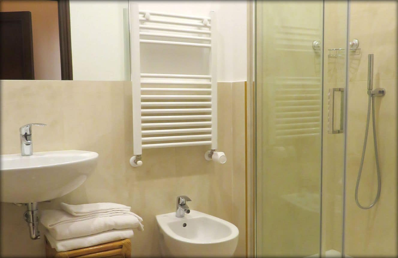 Bathroom 3, Casalbergo, Siena