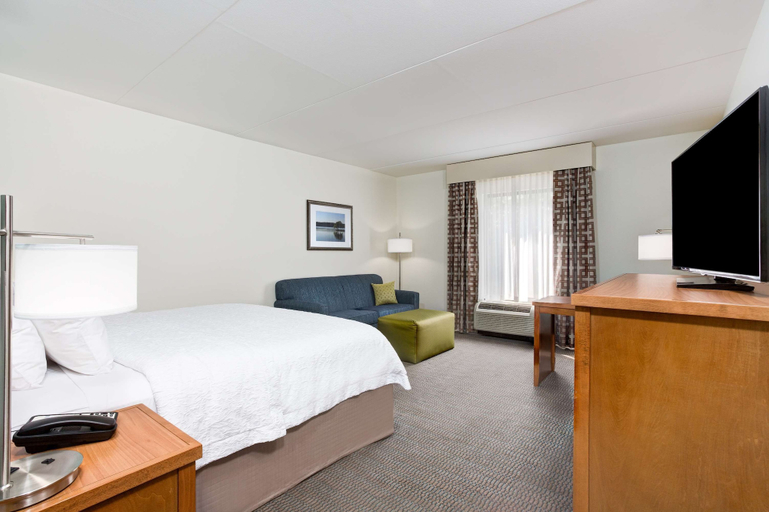 Bedroom 4, Hampton Inn & Suites Manchester, Coffee