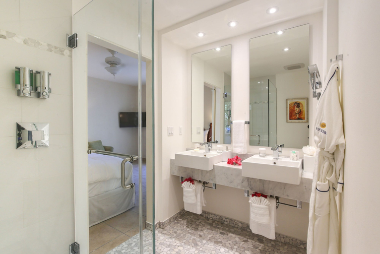Bathroom 4, Windsong on the Reef