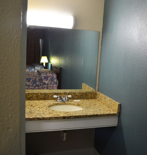 Bathroom 3, Budget inn, Franklin
