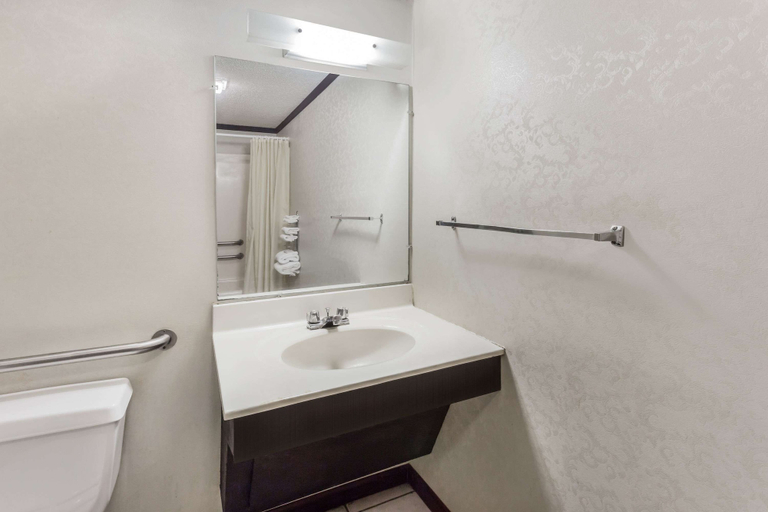 Bathroom 5, Knights Inn Racine, Racine