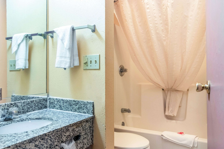 Bathroom 4, Econo Lodge Kent - Akron West, Portage