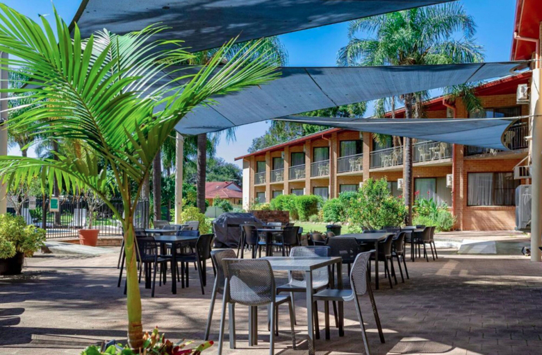 Food & Drinks 5, Charbonnier Motor Inn, Singleton