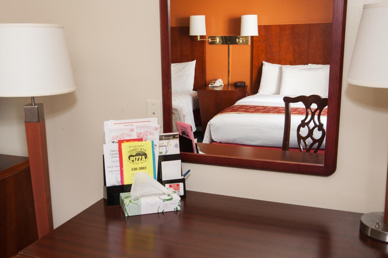 Bedroom 3, Red Carpet Inn & Suites, Grafton