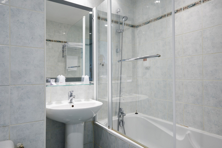 Bathroom 4, Hôtel Du Port, Finistère