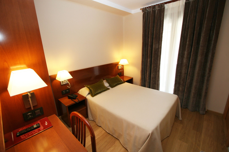 Bedroom 2, Hotel Pyrénées