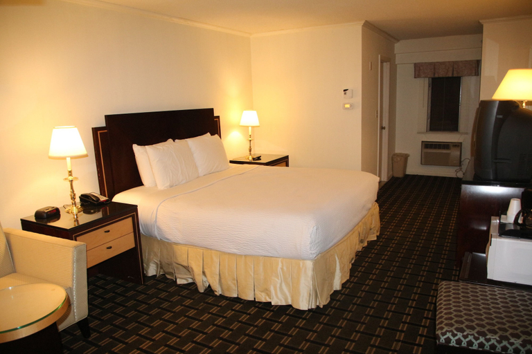 Bedroom 3, Bedford Plaza Hotel - Boston, Middlesex