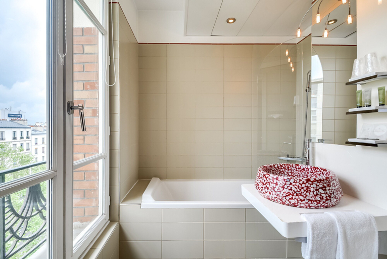 Bathroom 4, Pavillon Nation, Paris