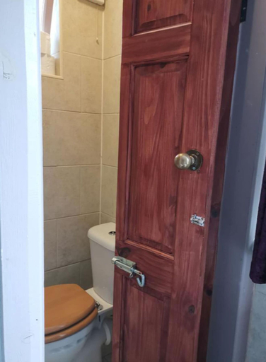 Bathroom 3, Swan Inn, Heathrow Airport, Surrey