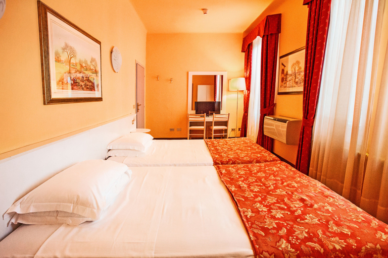 Bedroom 4, Albergo Nazionale, Parma