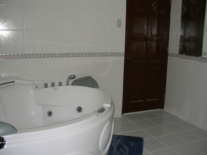 Bathroom 5, Brazaville Beach Resort, Hinoba-An