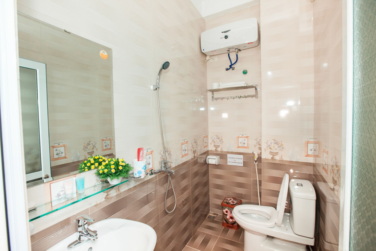 Bathroom 2, Dang Quang Guesthouse, Hạ Long