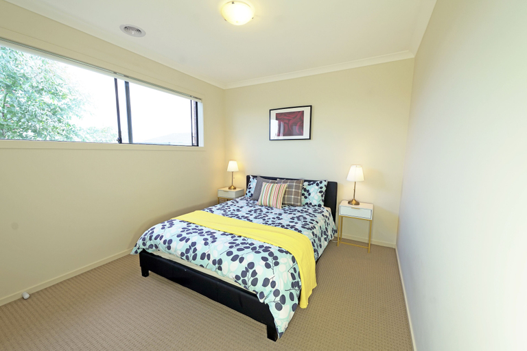 Bedroom 3, Modern 6BRM House Big Group at Pakenham, Cardinia - Pakenham