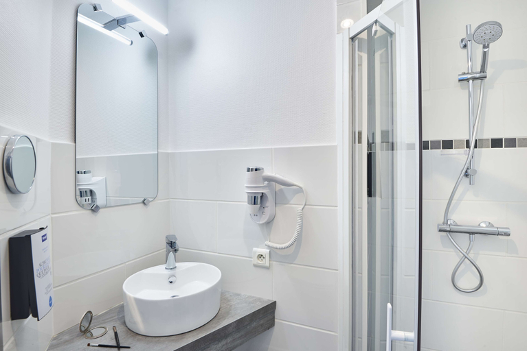 Bathroom 4, Kyriad Lille - Mons En Baroeul, Nord