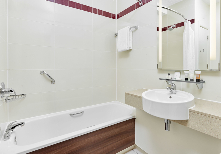 Bathroom 5, Leonardo Hotel Swindon, Swindon