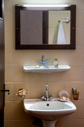 Bathroom 2, Amazona, Crete