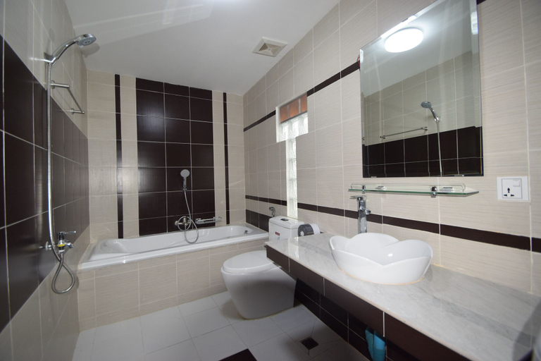 Bathroom 4, Rumnea Apartment, Phnom Penh