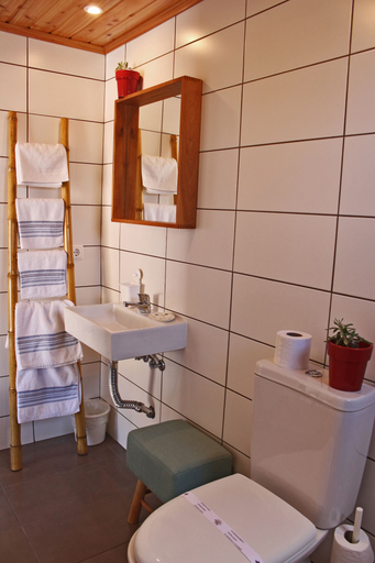 Bathroom 4, Porto Pim Guest House, Horta
