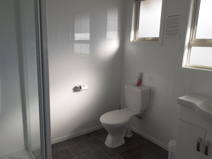 Bathroom 5, AAA Thames Court Motel, Waitaki