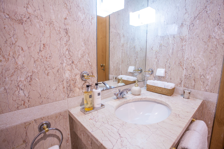 Bathroom 5, Quinta Miramar, Funchal