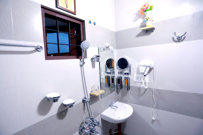 Bathroom 4, Base9 Airport Hotel, Ernakulam
