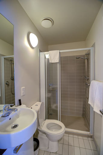Bathroom 5, The Quadrant Hotel & Suites, Waitakere