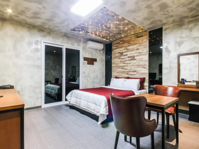 Bedroom 2, Rings Motel, Iksan