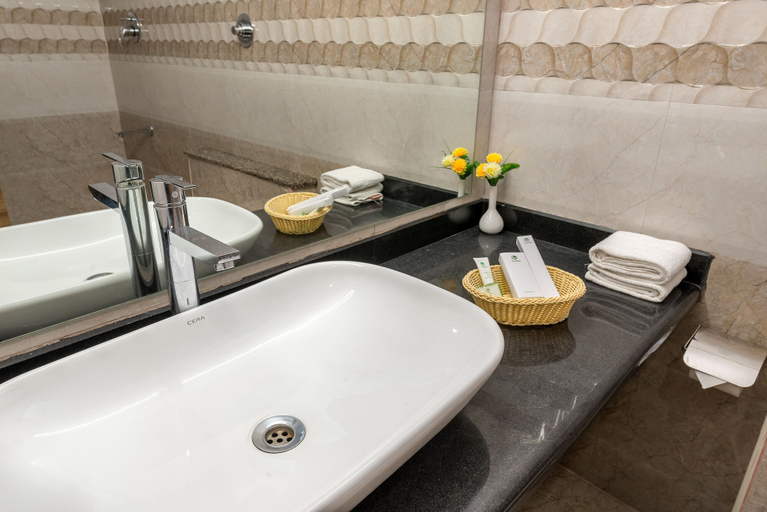Bathroom 4, Treebo Raj Premier, Indiranagar, Bangalore
