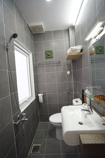 Bathroom 4, Ken's Home, District 1
