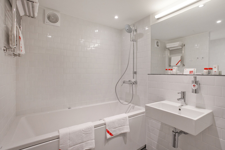 Bathroom 4, Azimut Hotel Voronezh, Novousmanskiy rayon
