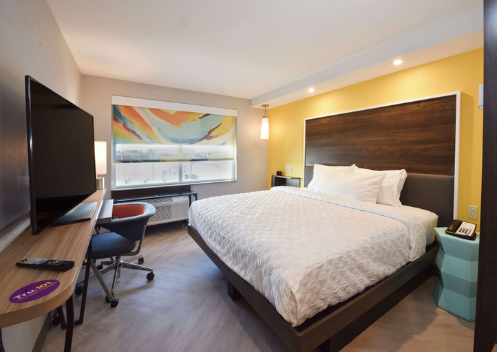 Bedroom 3, Tru by Hilton Lawrence, Douglas