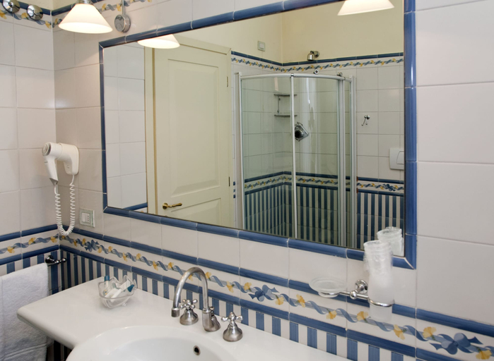 Bathroom 5, Hotel Italia, Siena