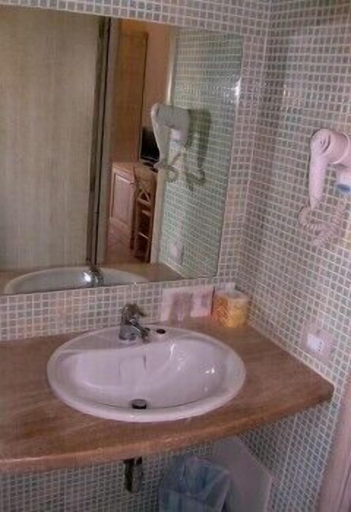 Bathroom 5, Hotel Raffael, Oristano