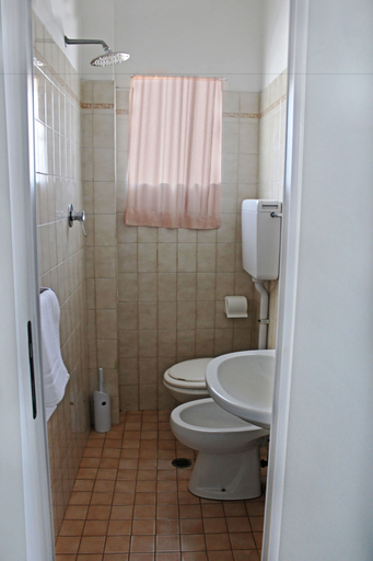 Bathroom 5, Hotel Montefiore, Rimini