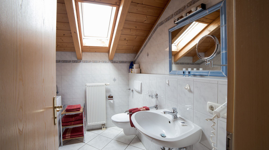 Bathroom 5, Berggasthof Hotel Weingarten, Rosenheim