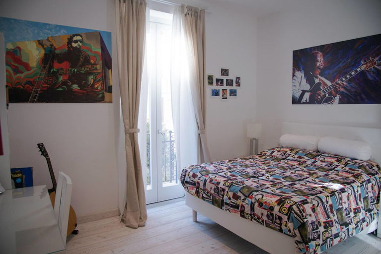 Bedroom 4, Big Johnny B, Roma
