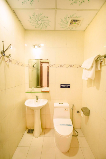 Bathroom 4, Y Linh Hotel, Qui Nhơn