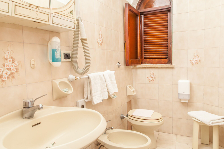 Bathroom 4, Hotel Terme La Bagattella, Napoli