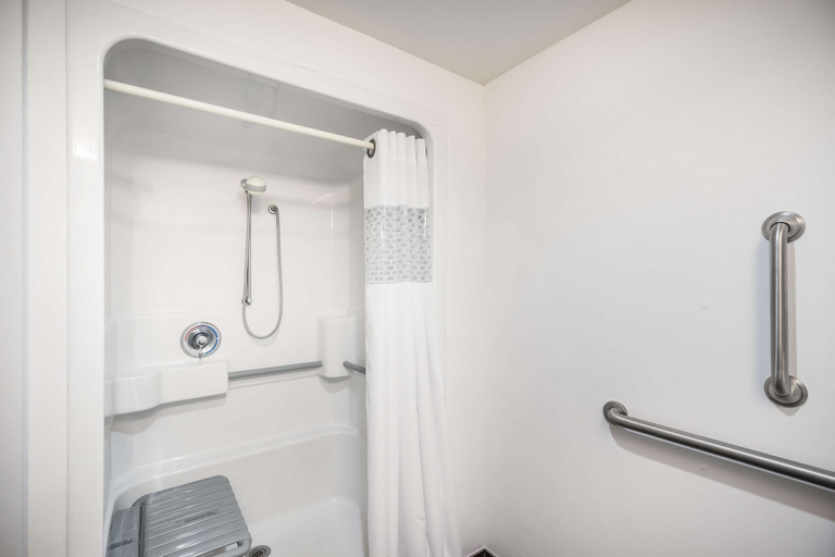 Bathroom 4, Hampton Inn Dover, Kent