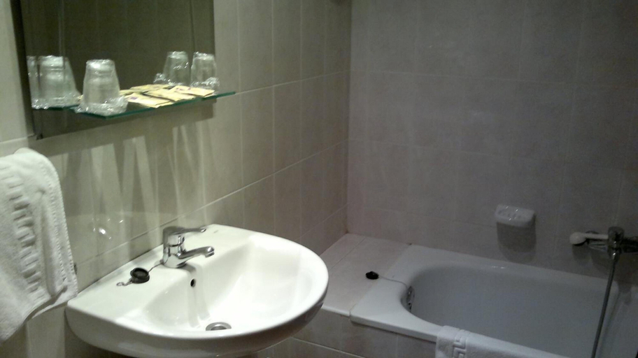 Bathroom 5, Hotel Yeste, Albacete