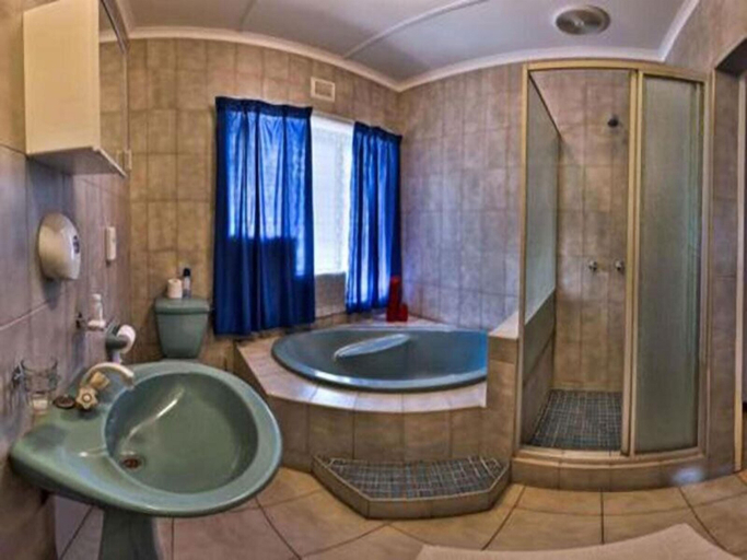 Bathroom 3, La Rochelle Inn, Uthungulu
