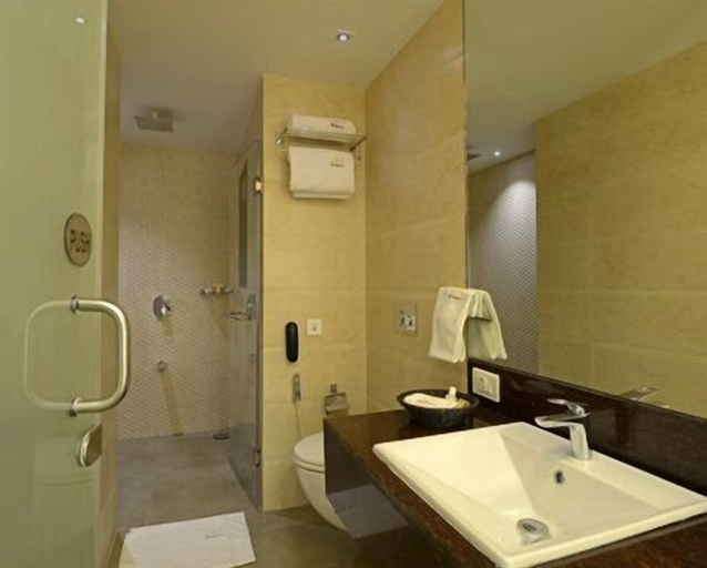 Bathroom 3, Hotel Grande 51, Thane